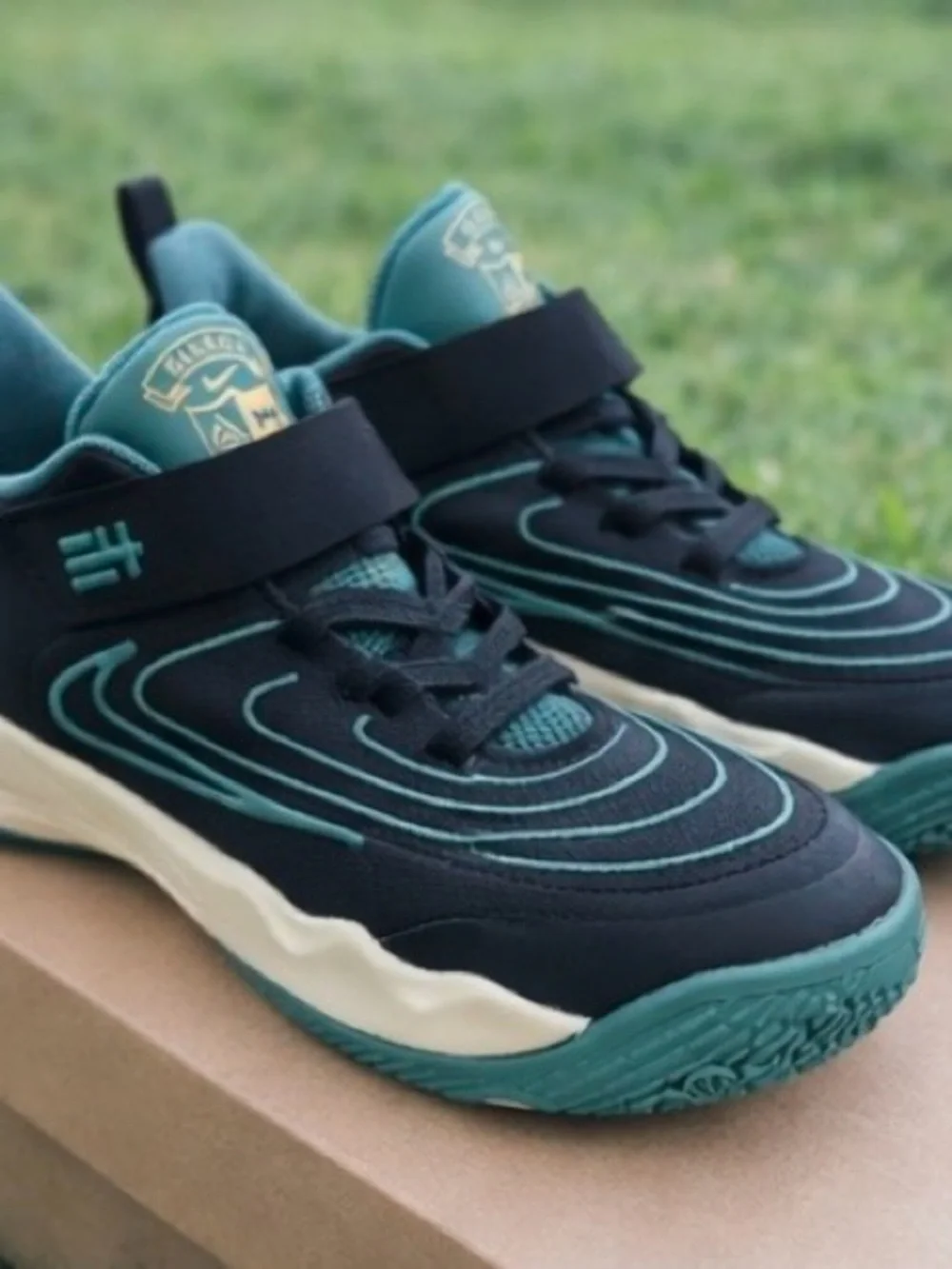 Nike Kids Sneakers in Teal and Black